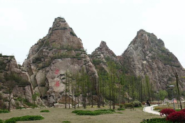 草坪在石山復(fù)綠工程中的應(yīng)用